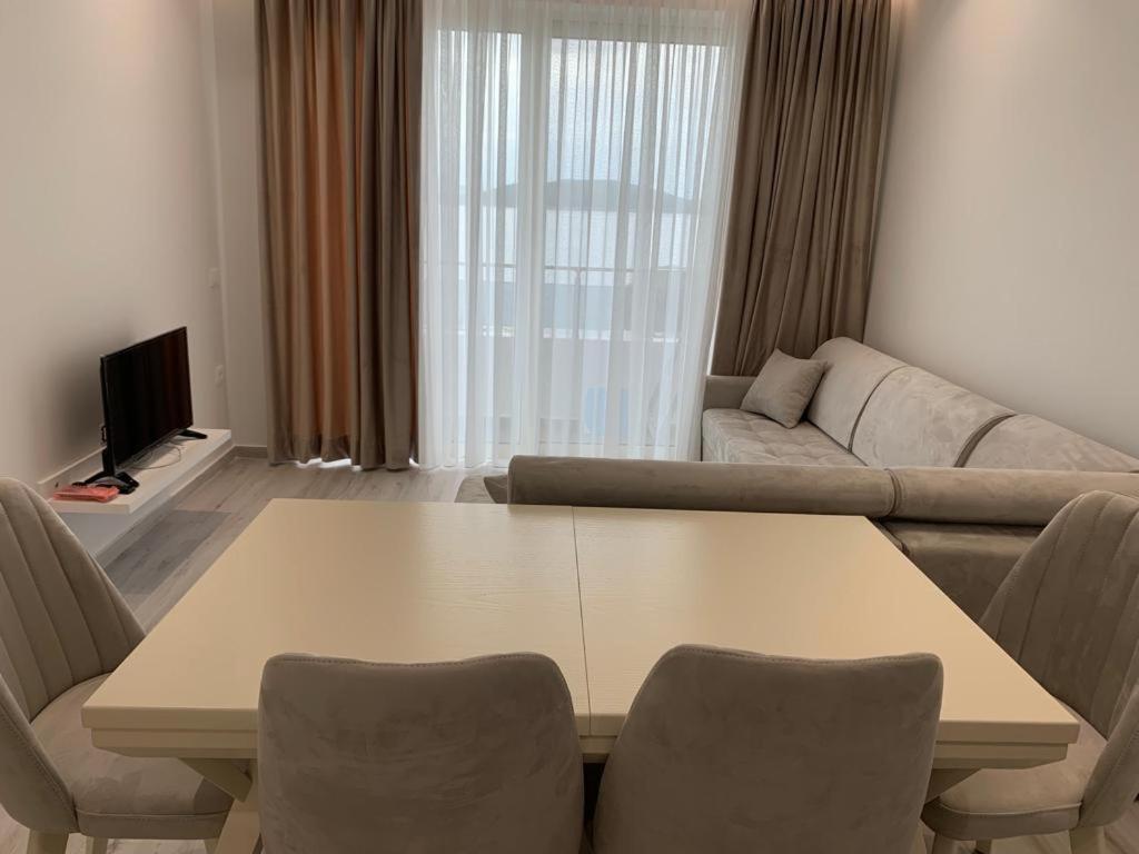 Delfin Apartments Sarande Bagian luar foto