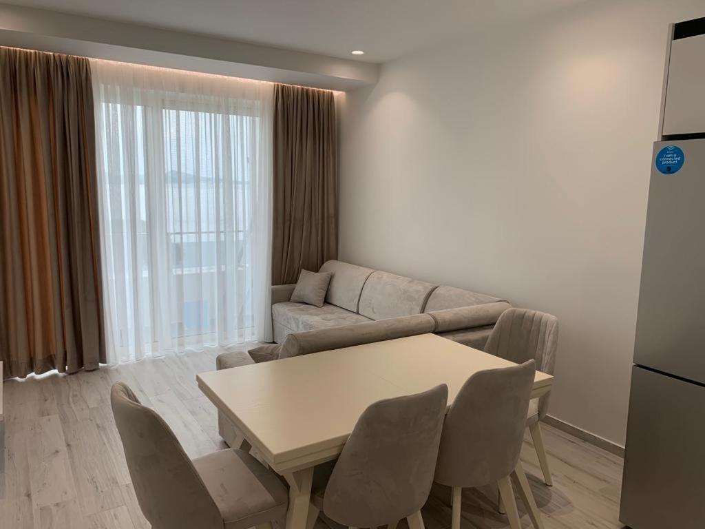 Delfin Apartments Sarande Bagian luar foto