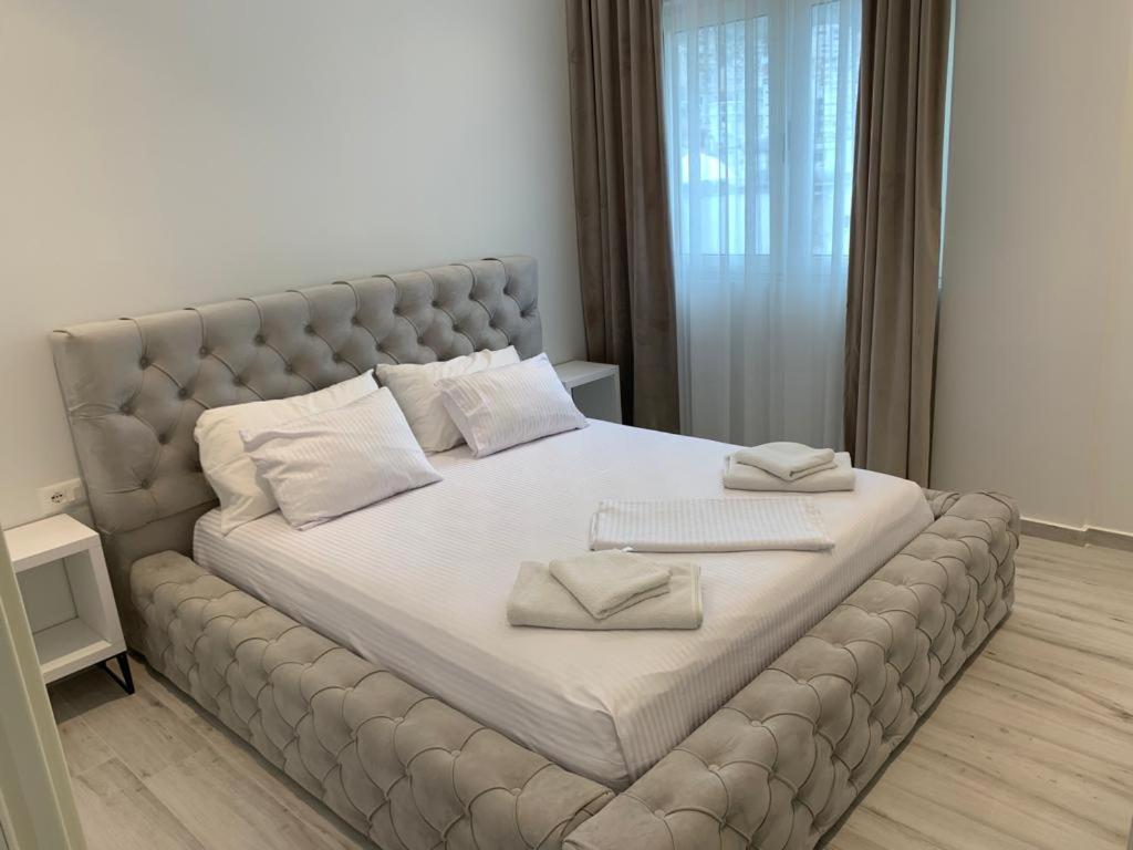 Delfin Apartments Sarande Bagian luar foto