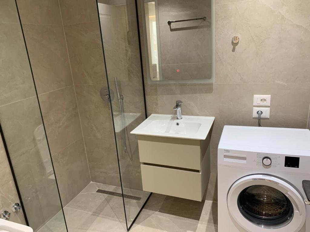 Delfin Apartments Sarande Bagian luar foto