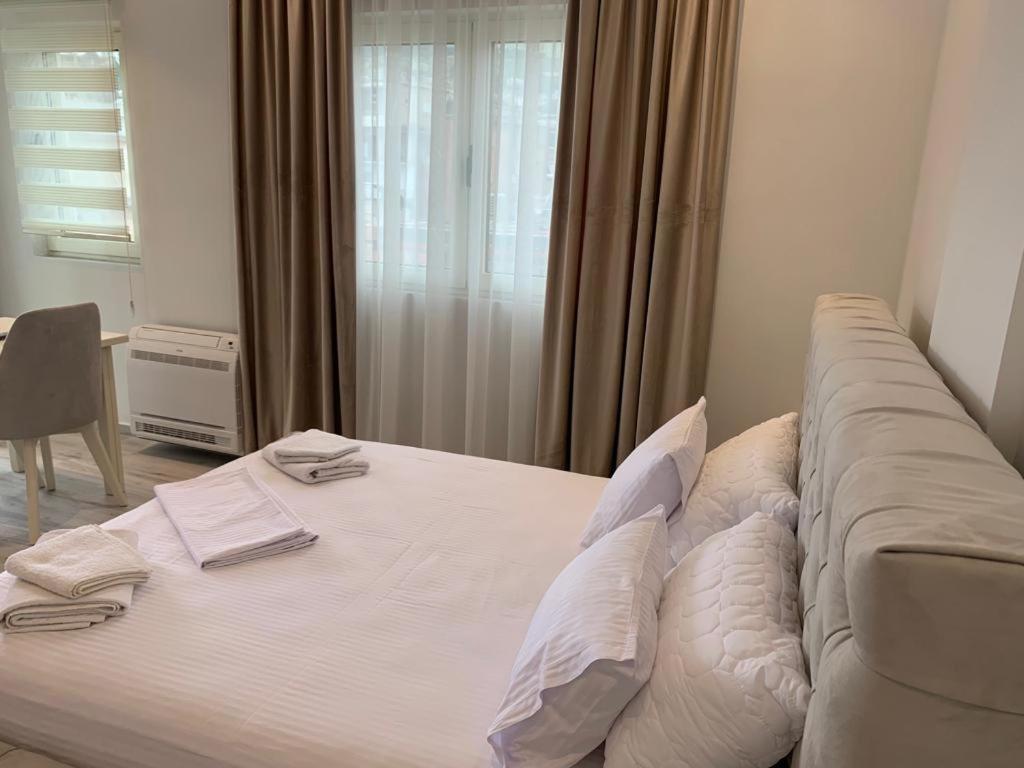Delfin Apartments Sarande Bagian luar foto