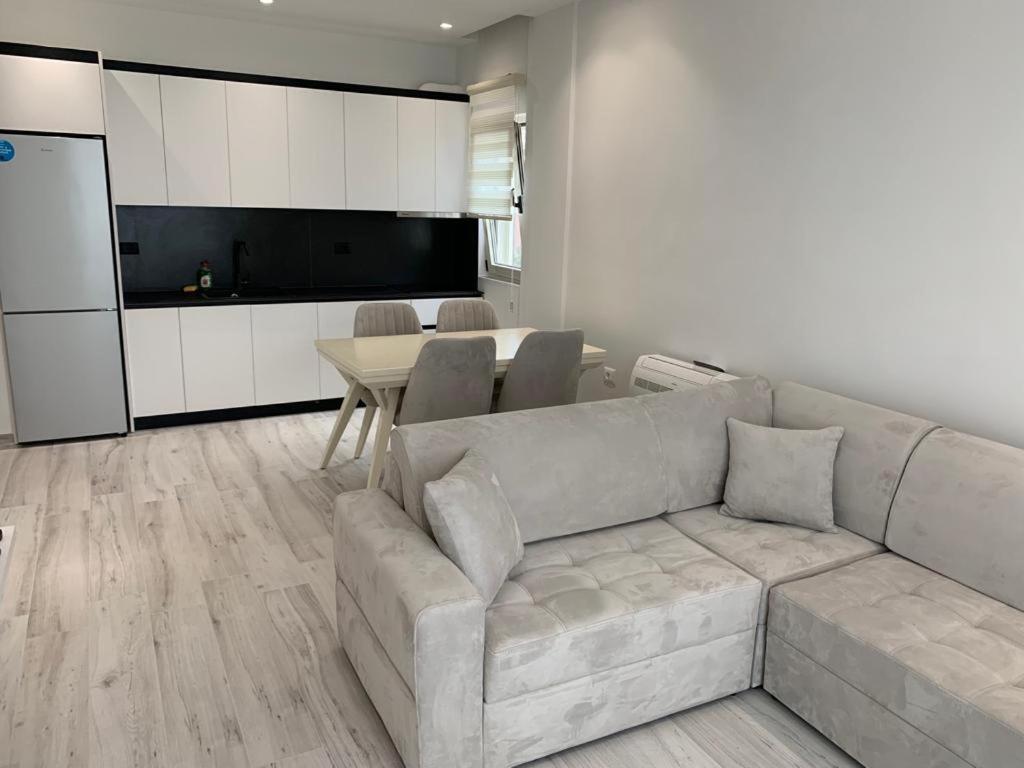Delfin Apartments Sarande Bagian luar foto