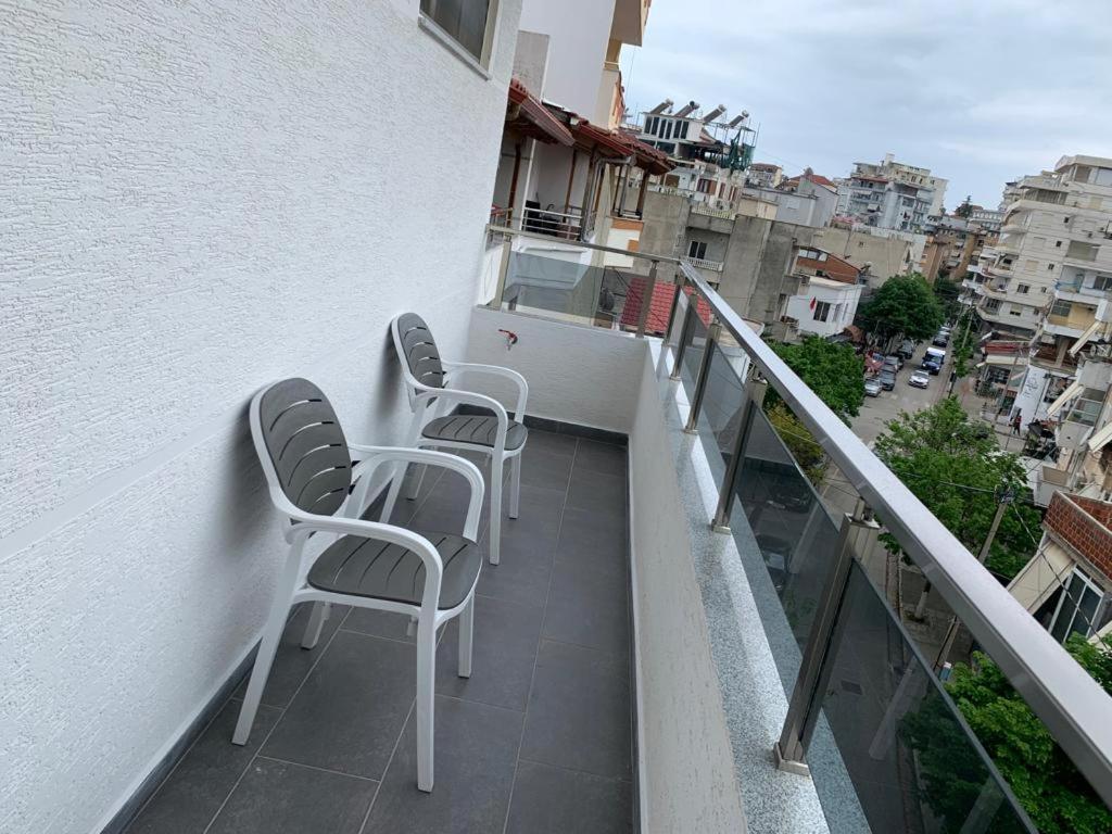 Delfin Apartments Sarande Bagian luar foto