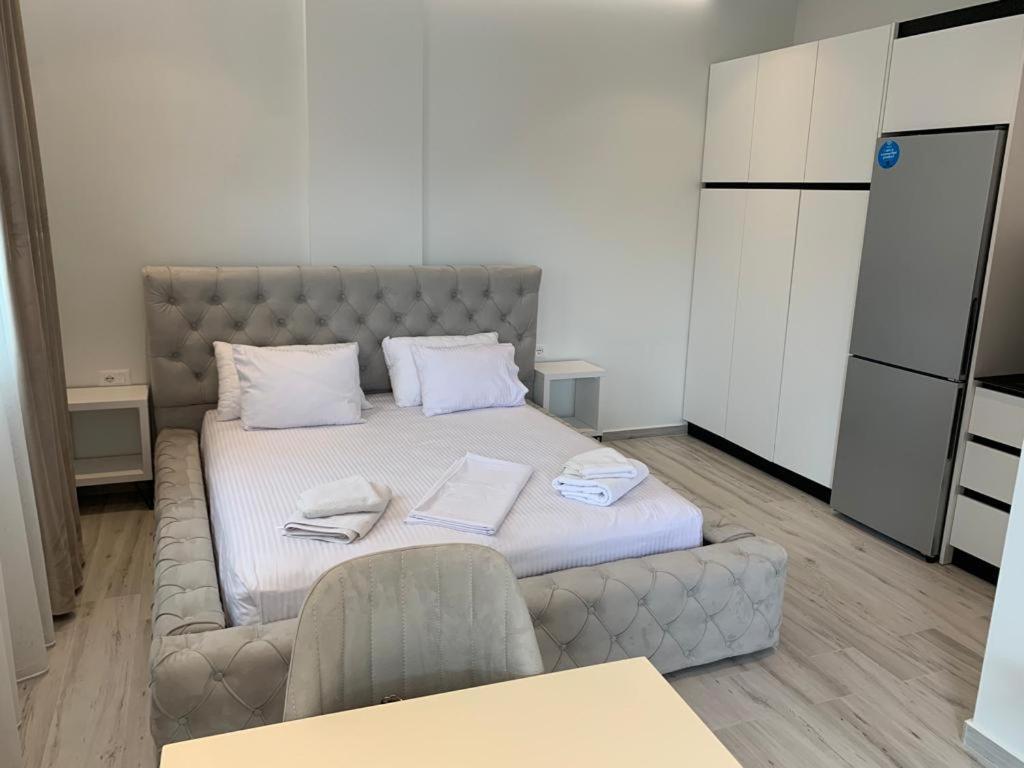 Delfin Apartments Sarande Bagian luar foto