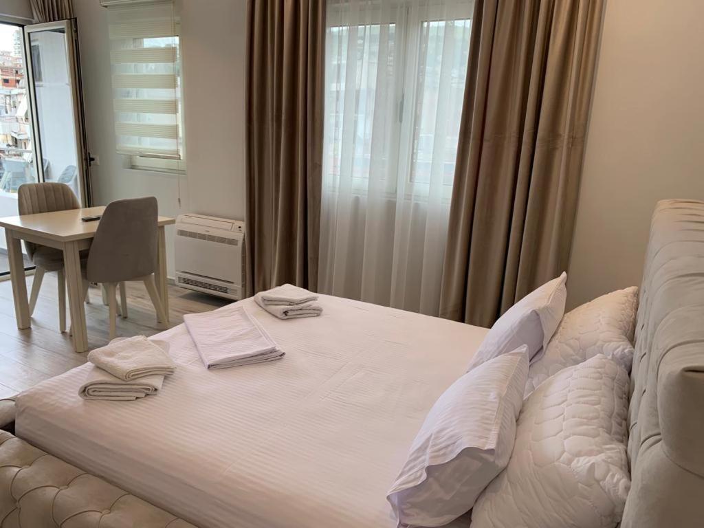 Delfin Apartments Sarande Bagian luar foto