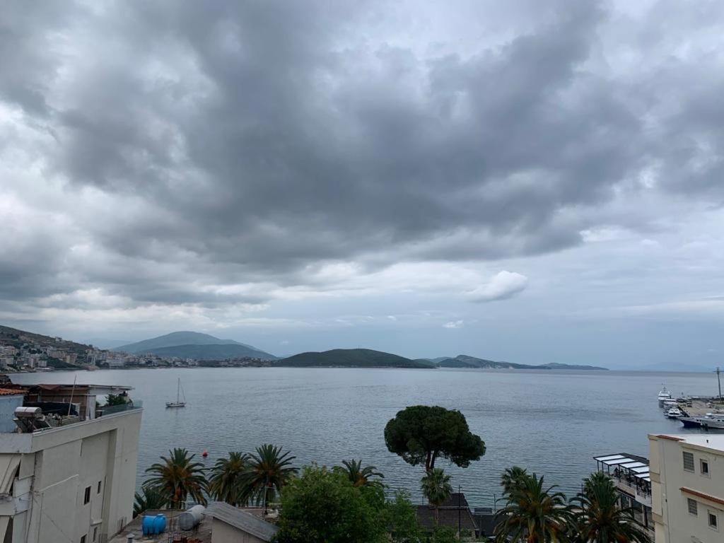 Delfin Apartments Sarande Bagian luar foto