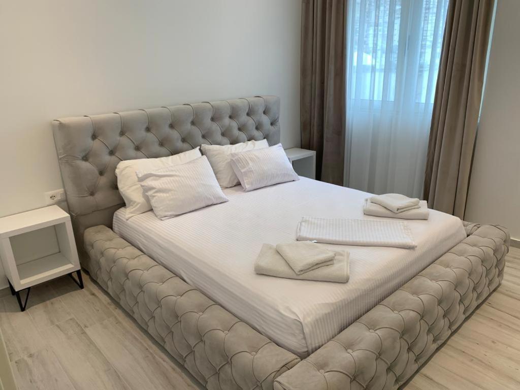 Delfin Apartments Sarande Bagian luar foto
