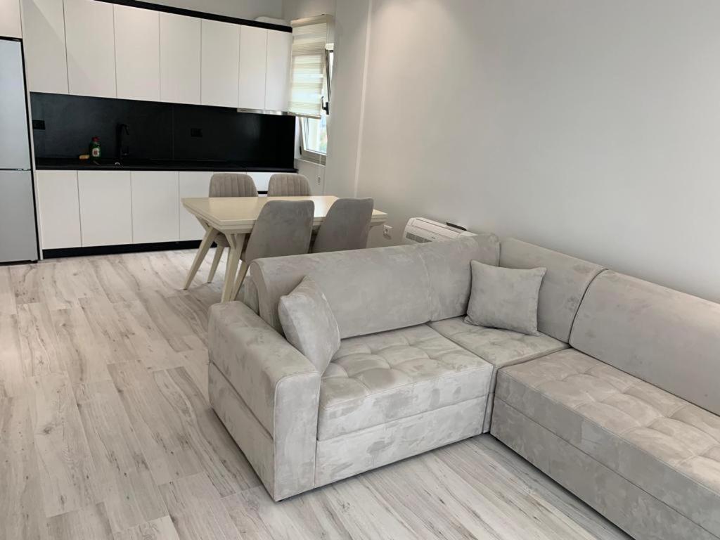 Delfin Apartments Sarande Bagian luar foto