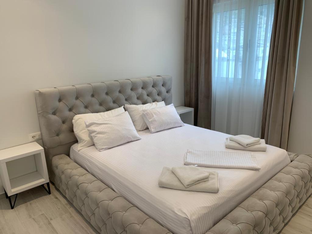 Delfin Apartments Sarande Bagian luar foto