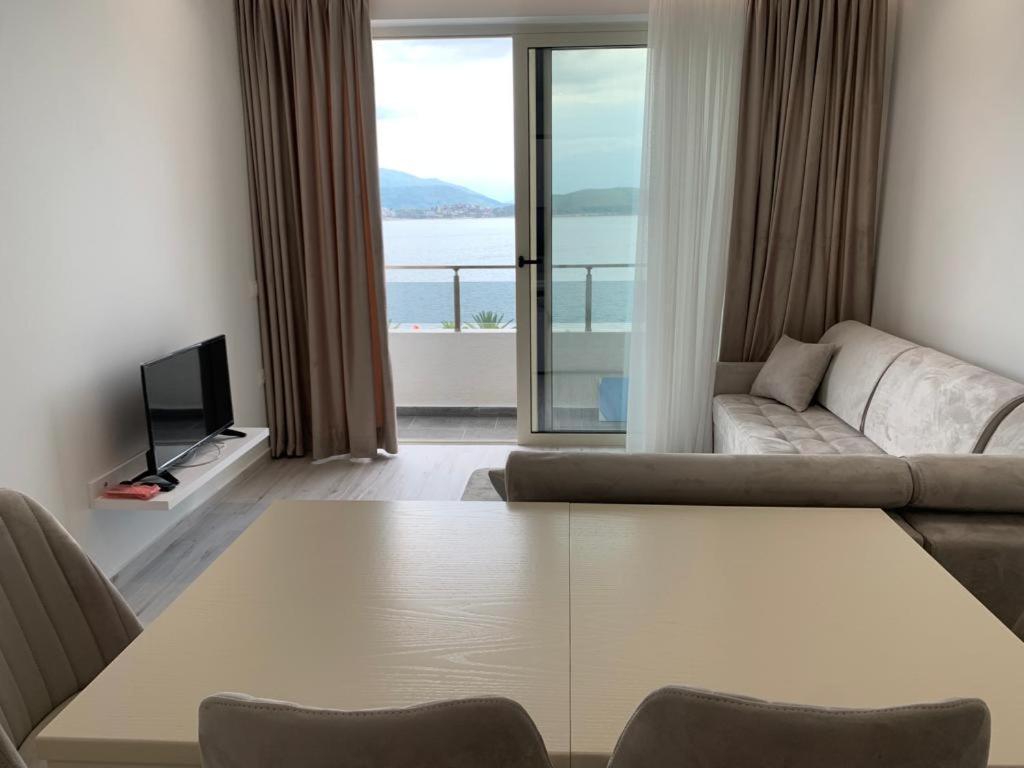 Delfin Apartments Sarande Bagian luar foto
