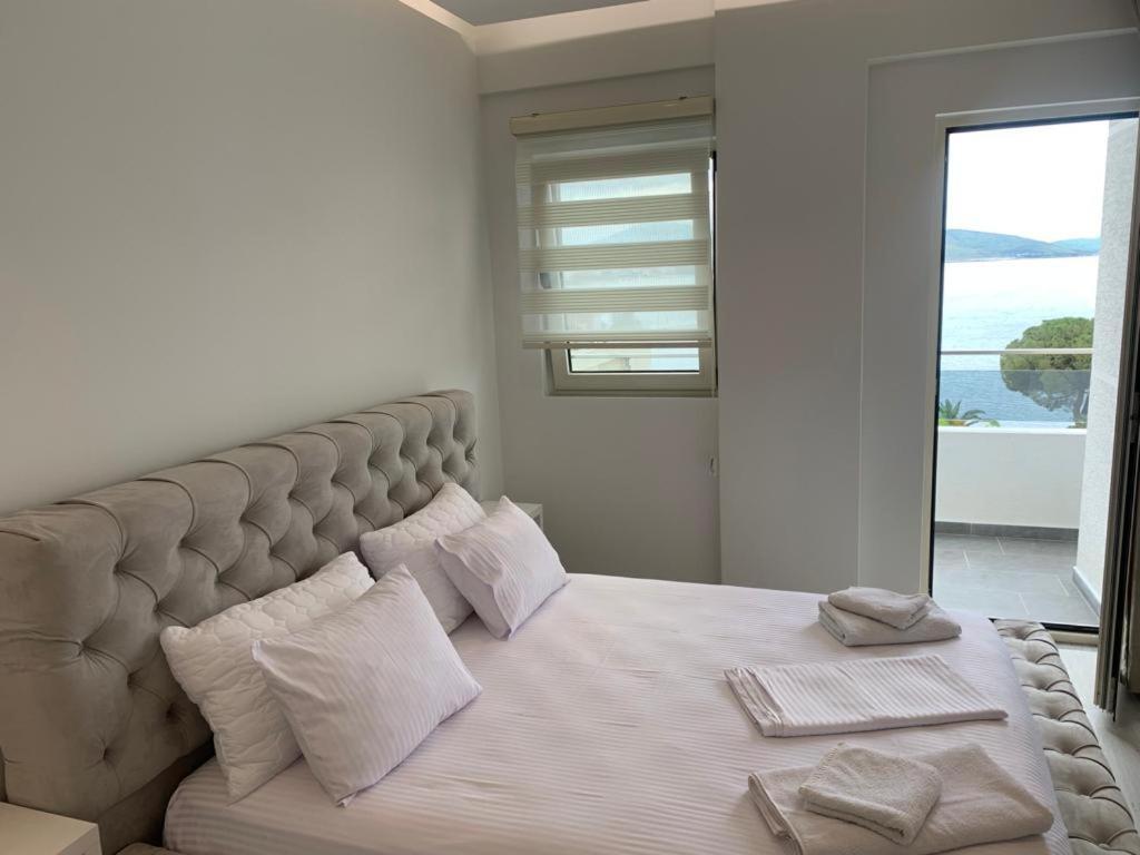Delfin Apartments Sarande Bagian luar foto