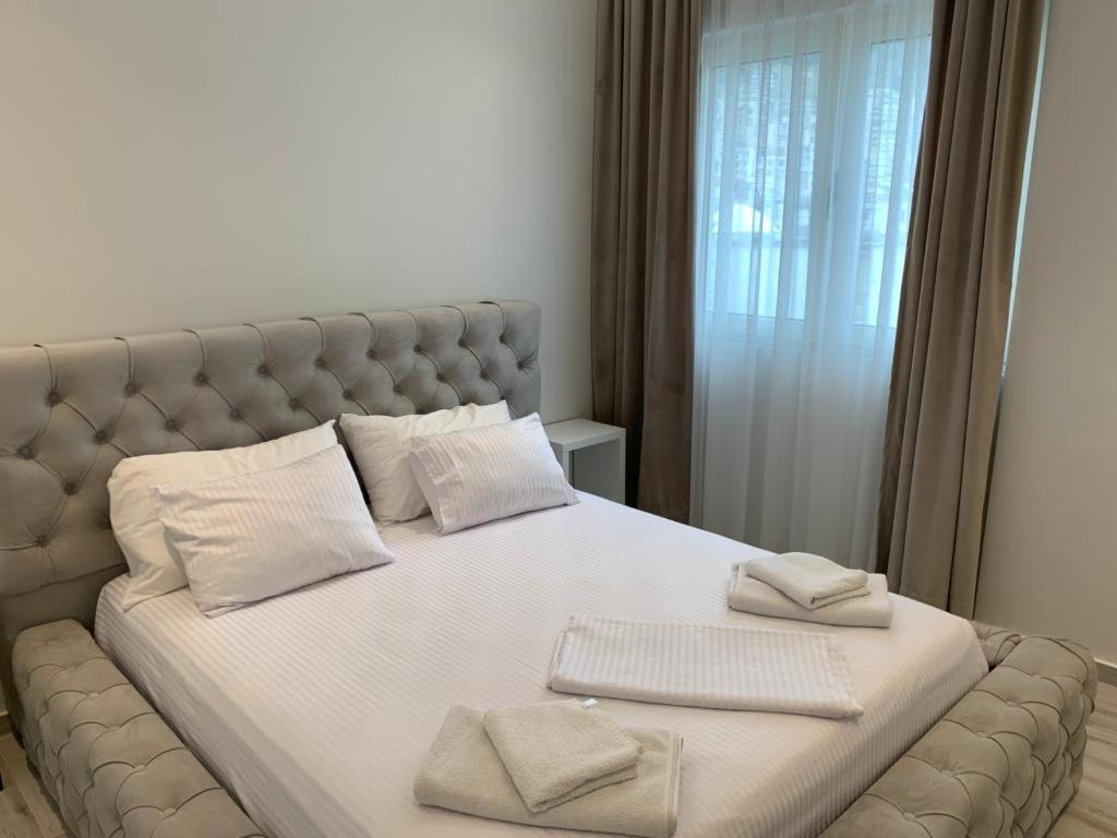 Delfin Apartments Sarande Bagian luar foto