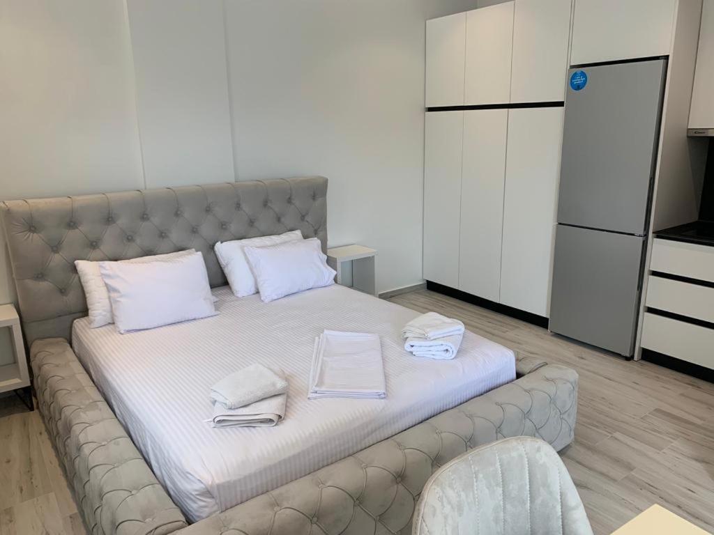 Delfin Apartments Sarande Bagian luar foto