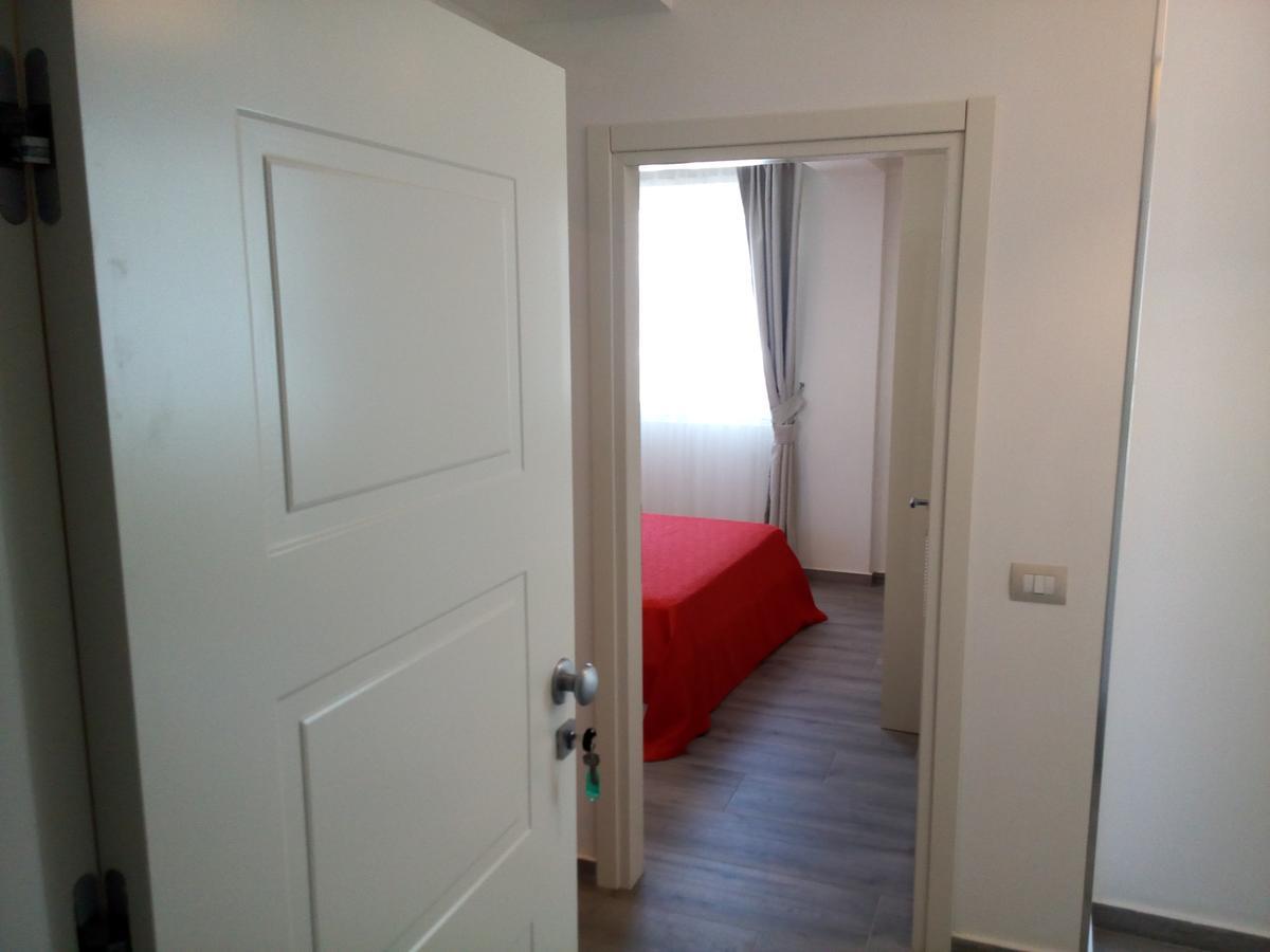 Delfin Apartments Sarande Bagian luar foto