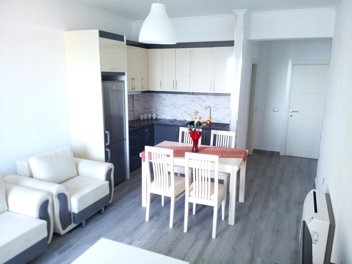 Delfin Apartments Sarande Bagian luar foto