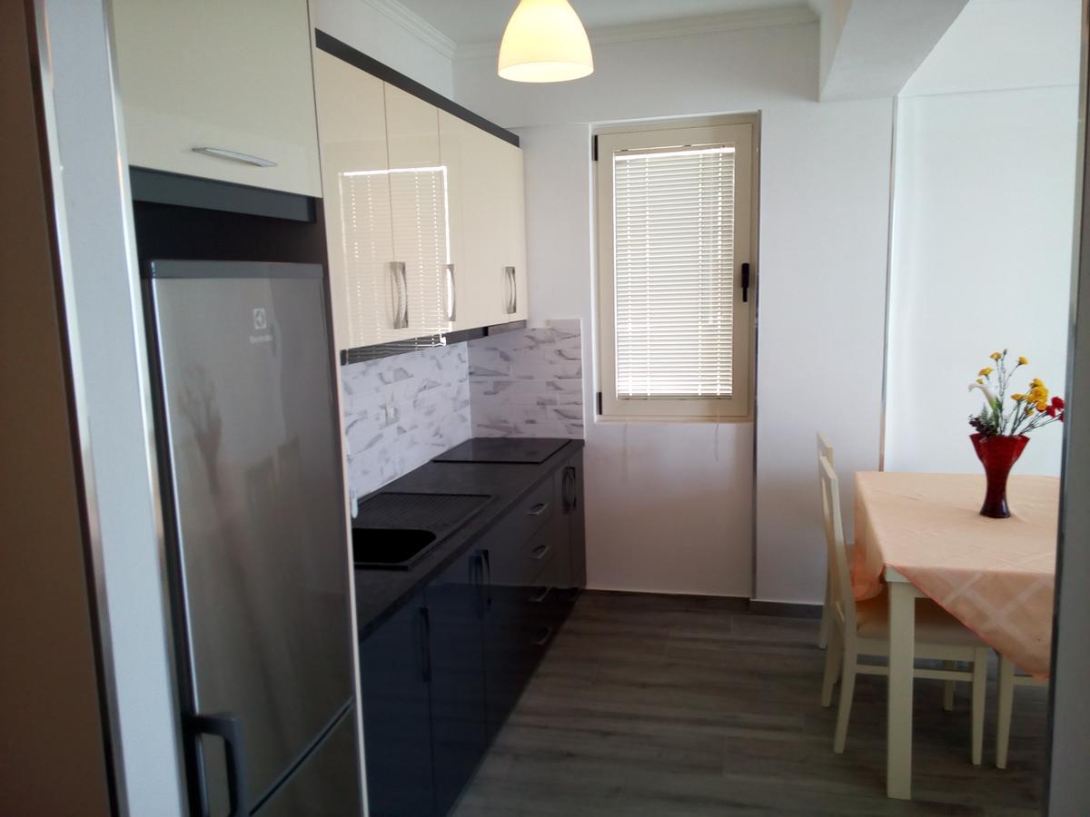 Delfin Apartments Sarande Bagian luar foto