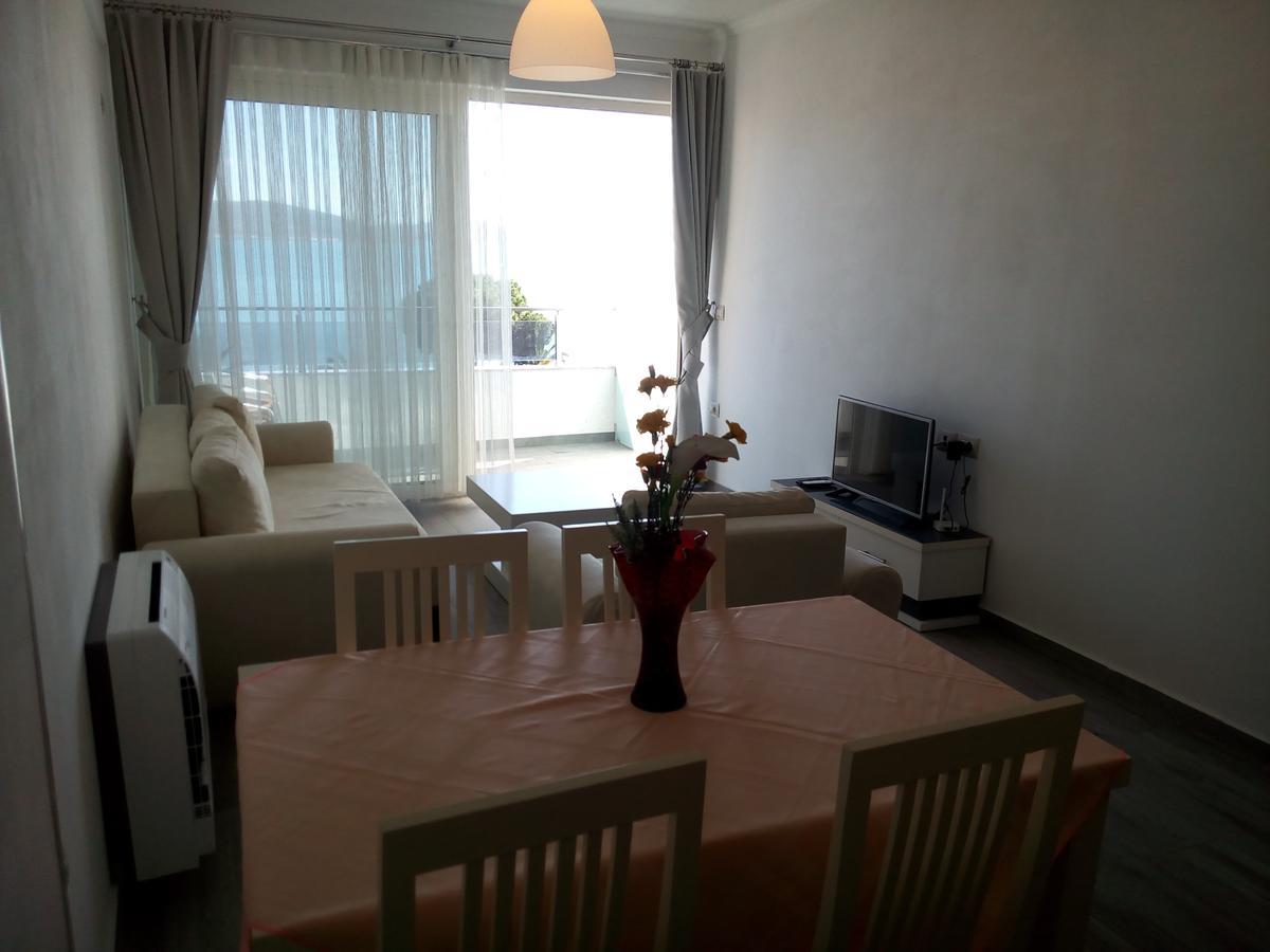 Delfin Apartments Sarande Bagian luar foto