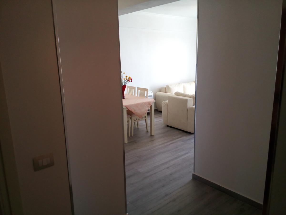 Delfin Apartments Sarande Bagian luar foto