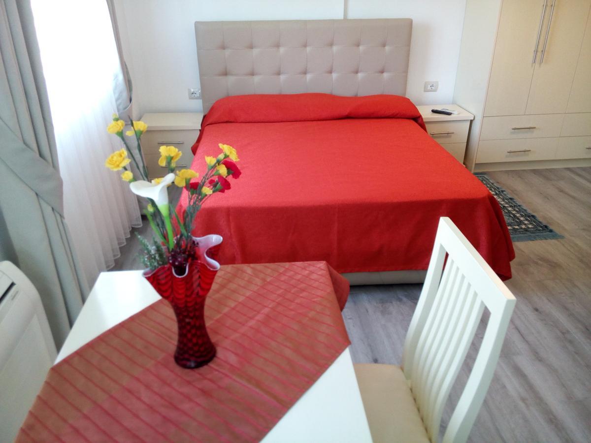 Delfin Apartments Sarande Bagian luar foto