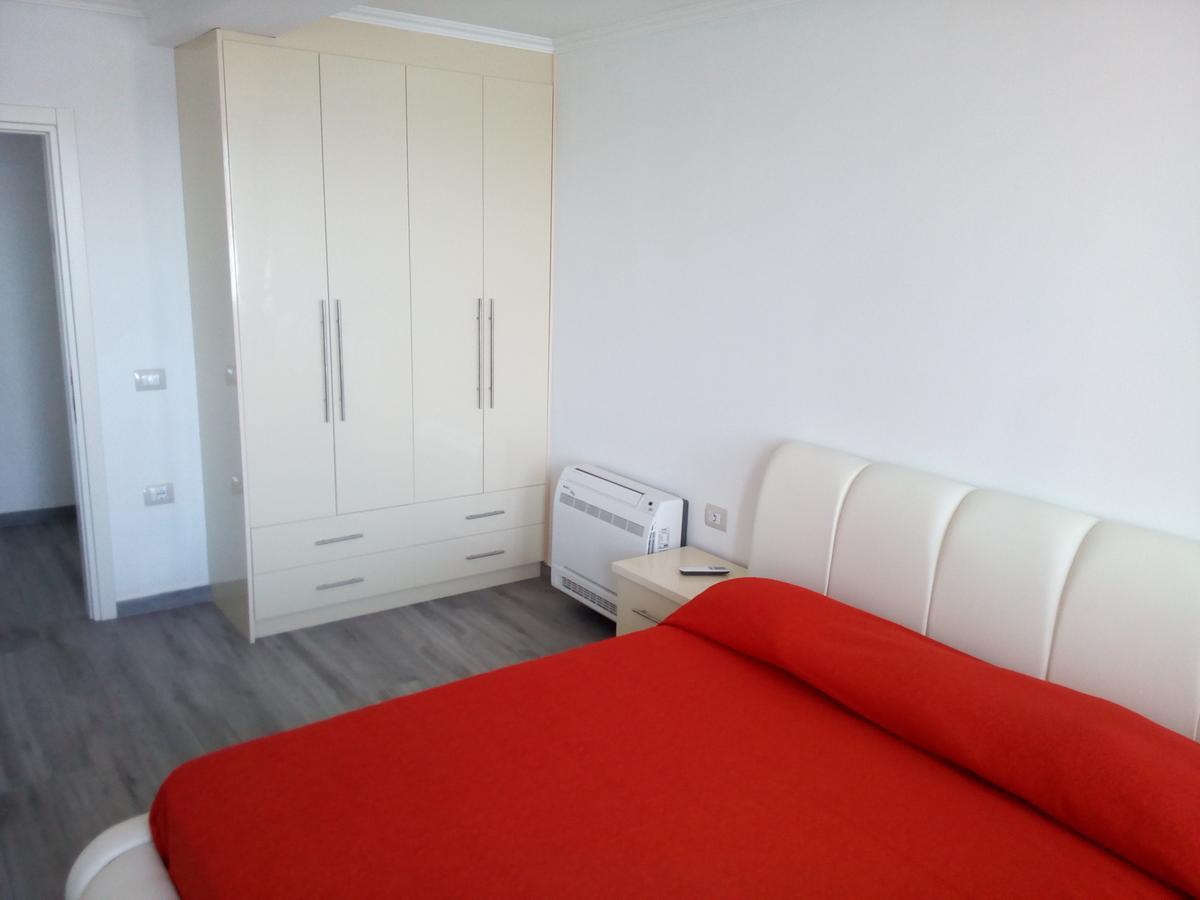 Delfin Apartments Sarande Bagian luar foto