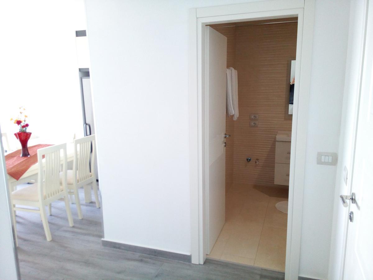 Delfin Apartments Sarande Bagian luar foto