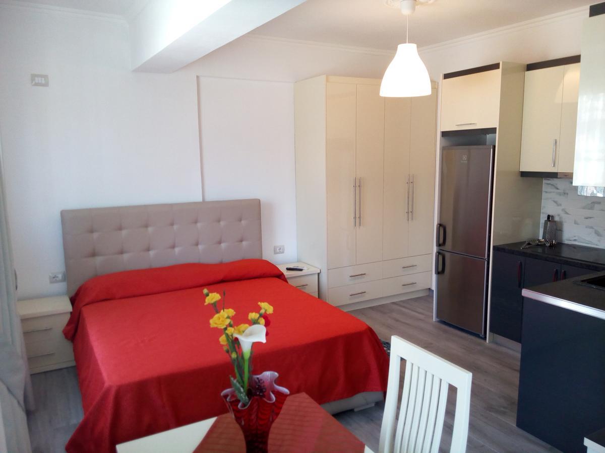 Delfin Apartments Sarande Bagian luar foto