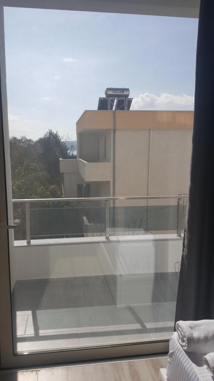 Delfin Apartments Sarande Bagian luar foto