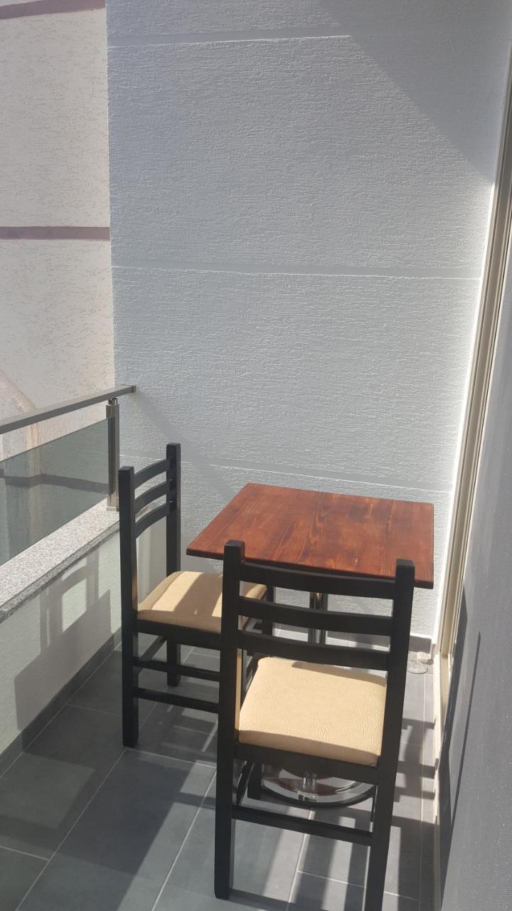 Delfin Apartments Sarande Bagian luar foto