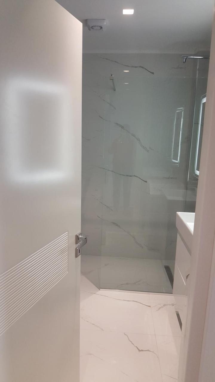 Delfin Apartments Sarande Bagian luar foto
